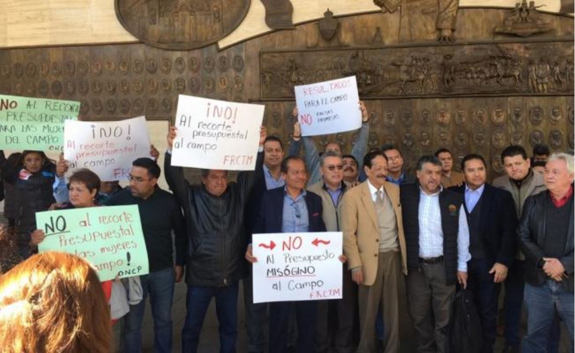 Campesinos cercan San Lázaro por recorte