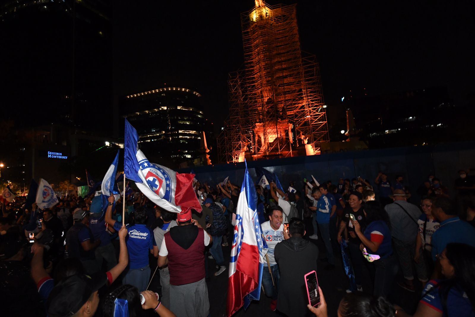 Aficionados del Cruz Azul celebran "fin de la maldición" en el Ángel de la Independencia