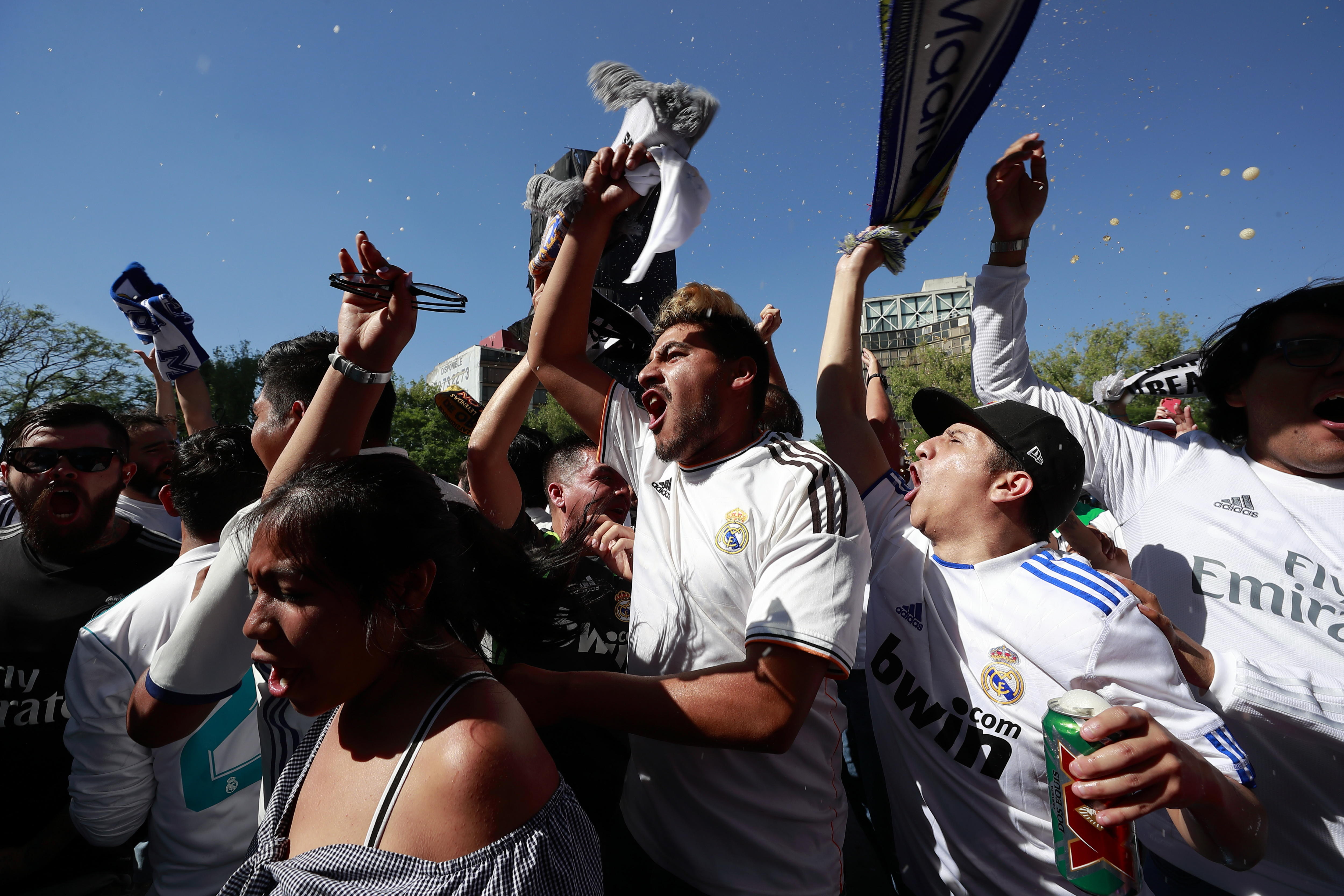 Aficionados celebran en México el título del Real Madrid
