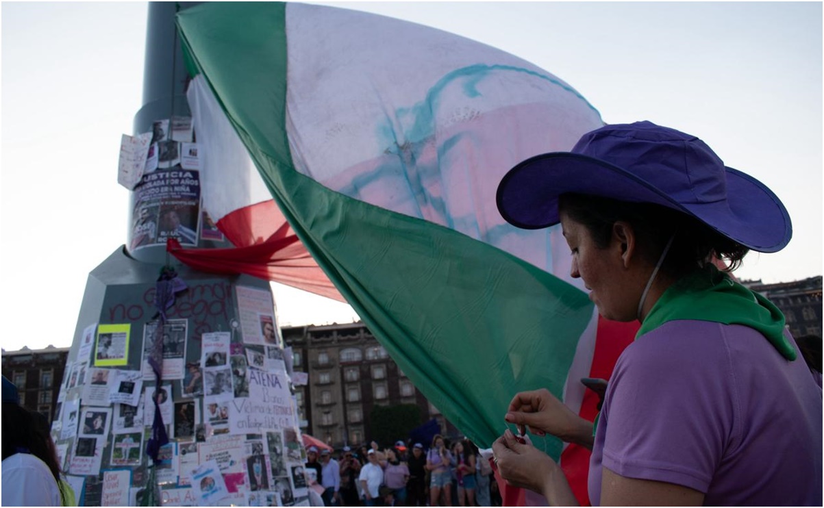 "La patria es de todas y de todos"; a falta de bandera monumental, feministas colocan su propia bandera tricolor en el Zócalo