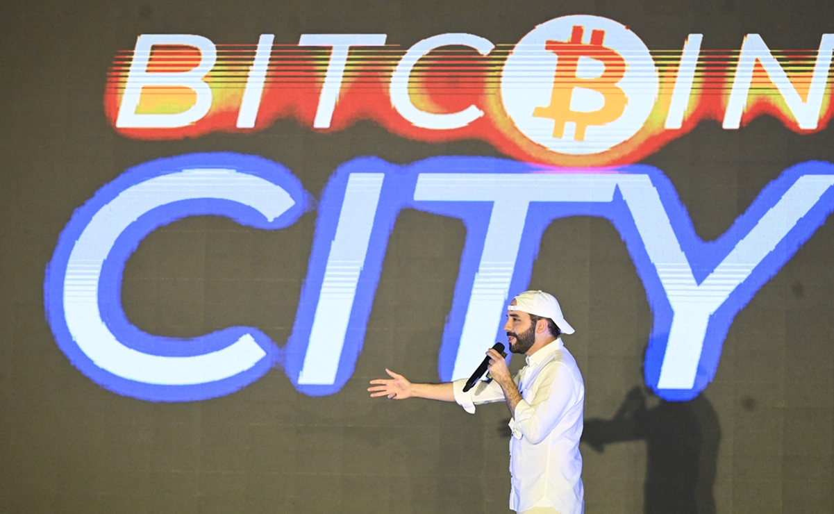 Como estrella de rock, Nayib Bukele anuncia la "ciudad del Bitcoin" en El Salvador