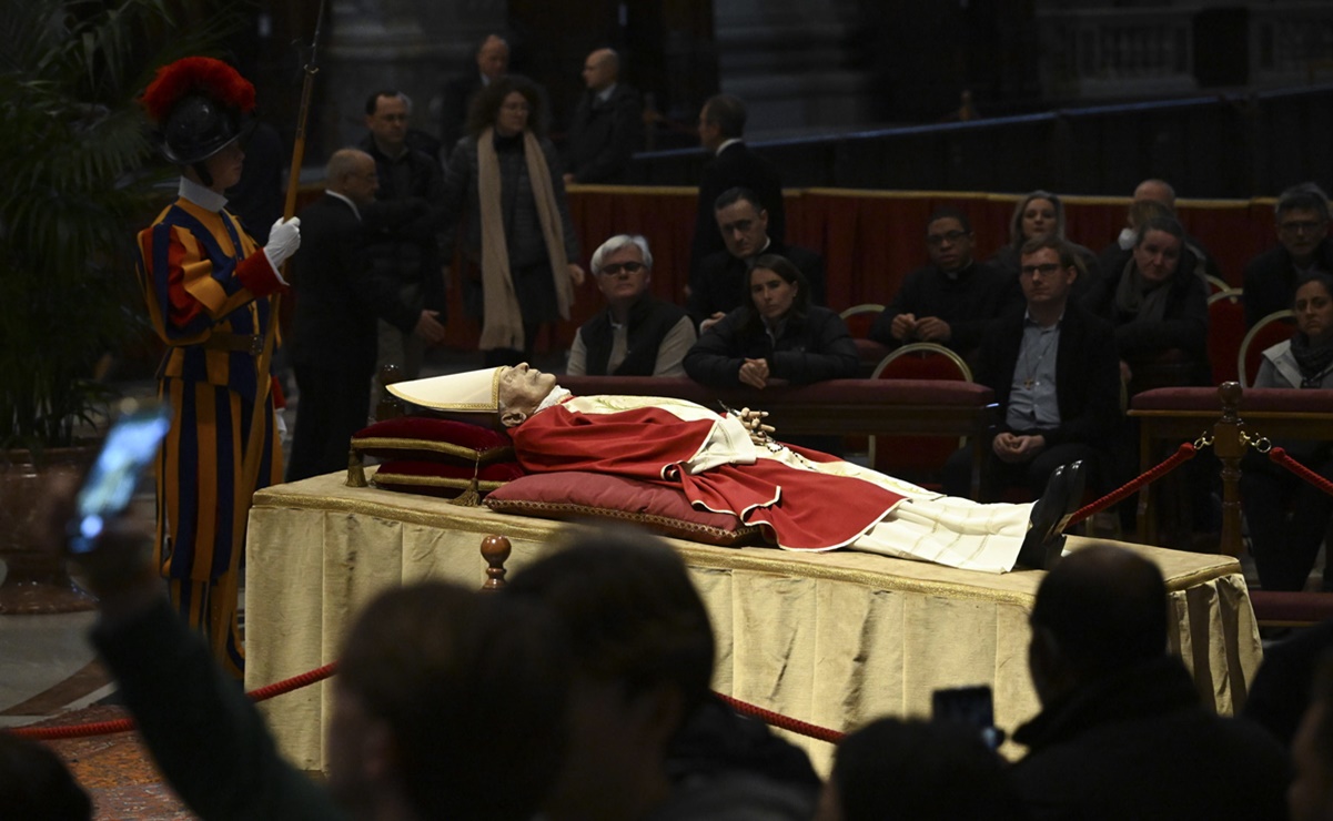 Más de 40 mil visitantes en dos horas: Benedicto XVI tiene despedida multitudinaria en San Pedro