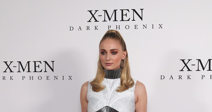 Sophie Turner luce abdomen tonificado en evento de X-Men