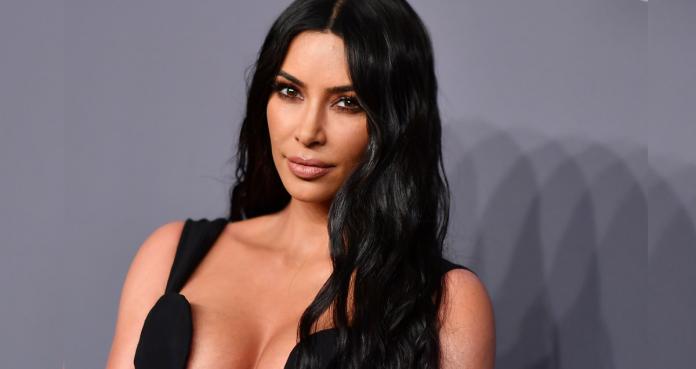 Kim Kardashian delinea su silueta con vestido cobrizo