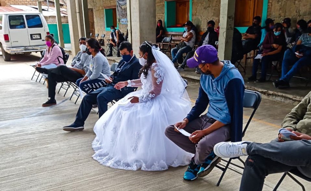 Dan el sí al amor y a la salud: pareja acude a vacunarse con sus trajes de boda en Oaxaca