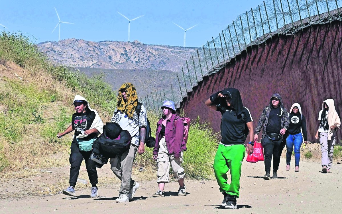 Cruces de migrantes en la frontera sur de EU caen 40%, afirma la Casa Blanca