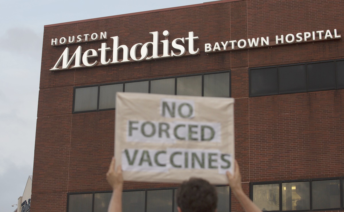 Hospital de Houston suspende a más de 100 médicos que no quieren vacunarse