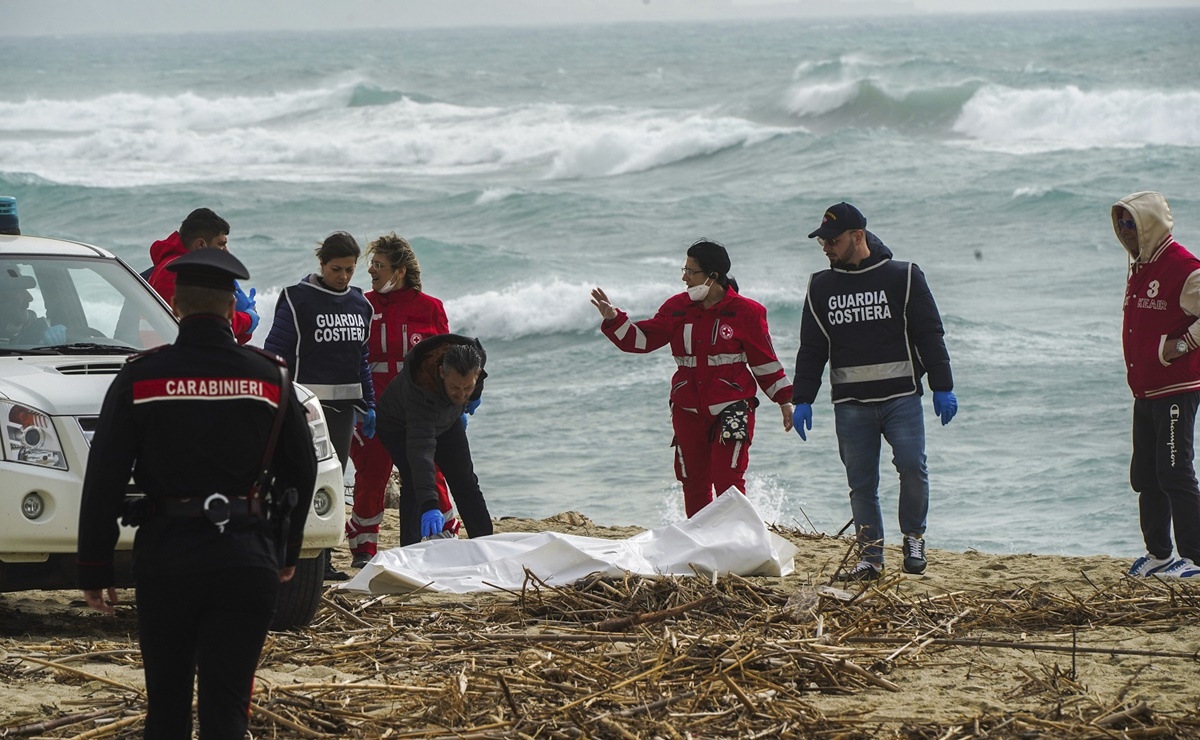 Mueren al menos 60 migrantes tras naufragio de embarcación en Italia