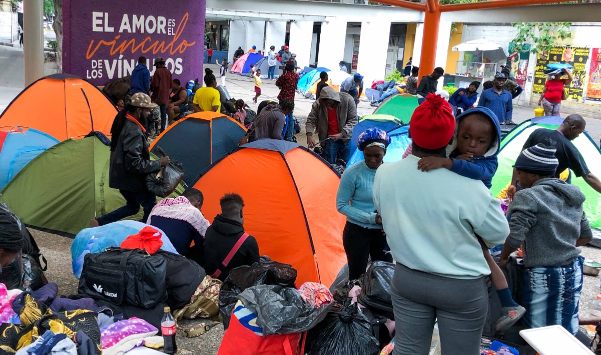 Entrega INM tarjetas humanitarias a 48 migrantes víctimas de delito