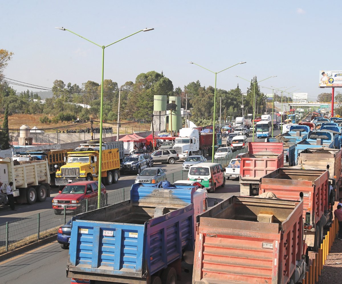 Camioneros protestan en Santa Lucía