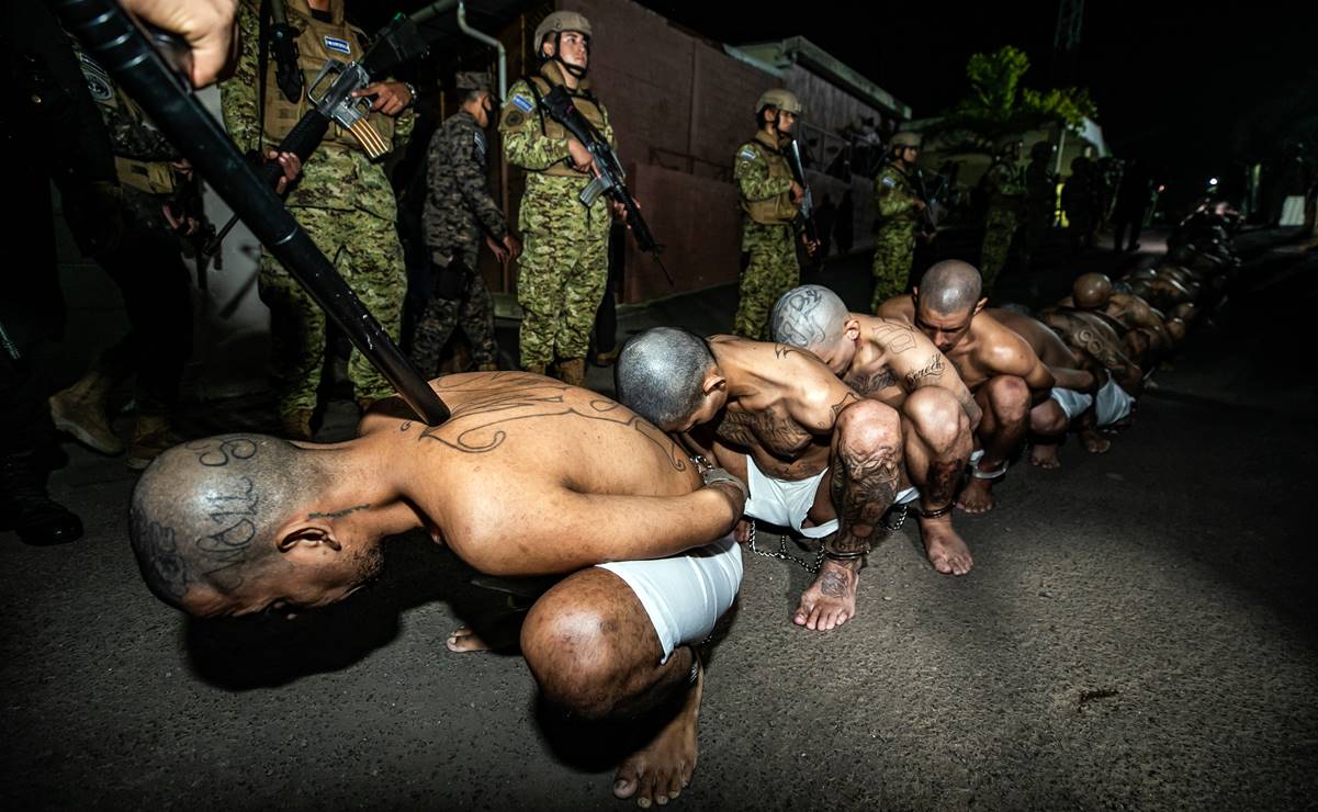 VIDEO: Trasladan a otros 2 mil presuntos pandilleros a megacárcel en El Salvador