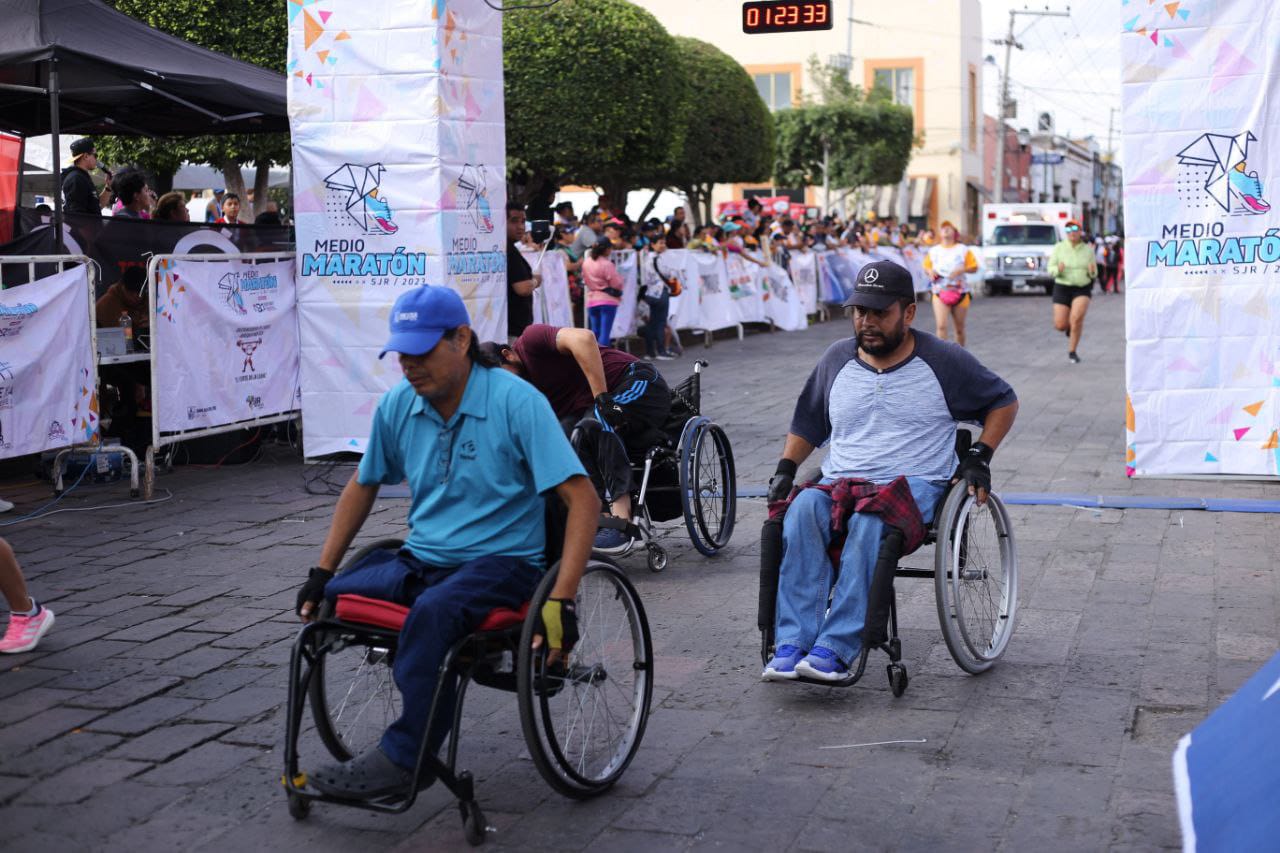 Sanjuanenses participan de manera activa en el Medio Maratón San Juan del Río 2023
