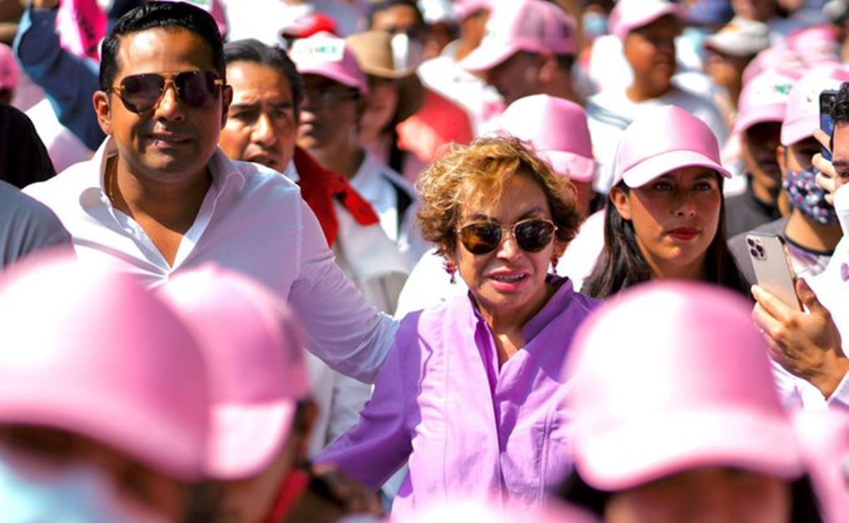 "¡Ni un paso atrás!": Elba Esther Gordillo asiste a marcha en defensa del INE