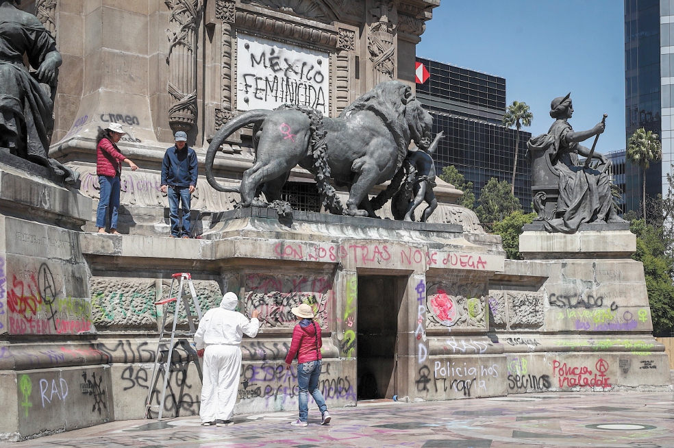 Prueban 30 mezclas para limpiar pintas por marchas en esculturas en Reforma