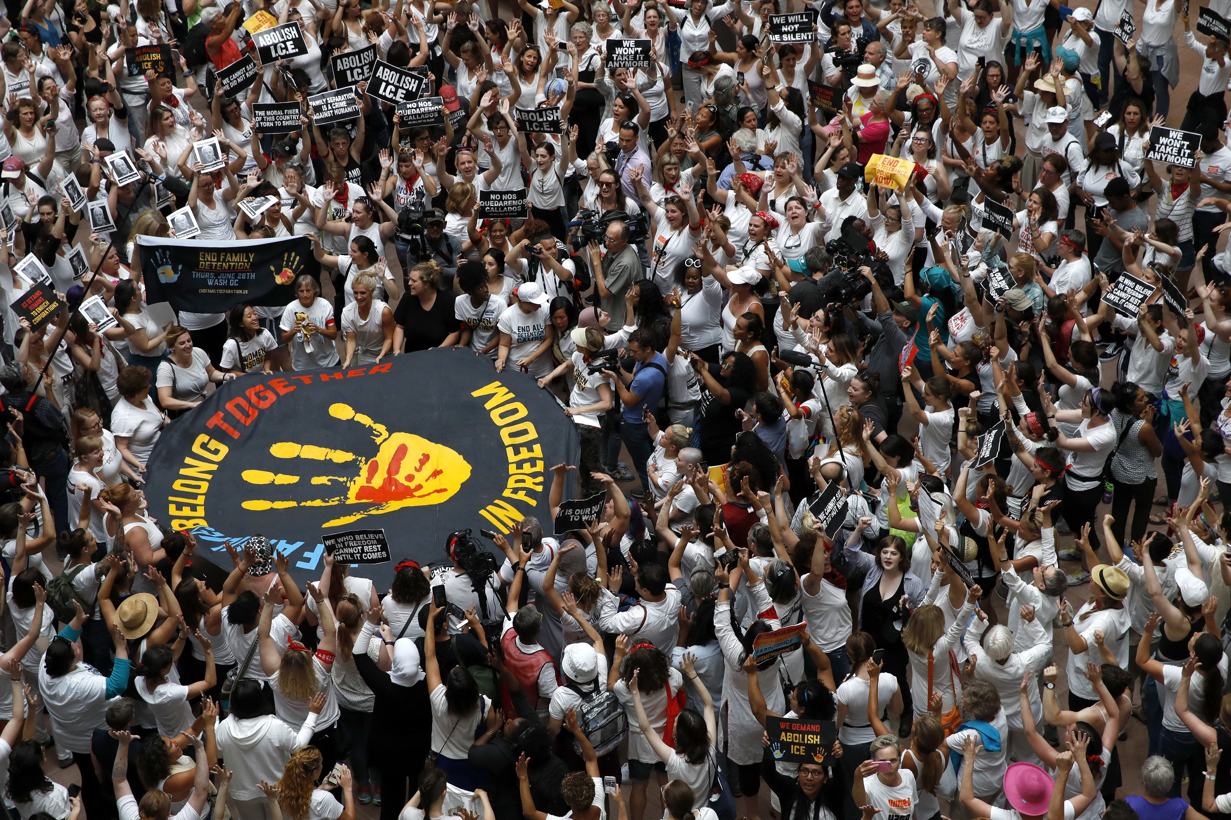 Arrestan en EU a 600 mujeres en protesta contra la separación de ...