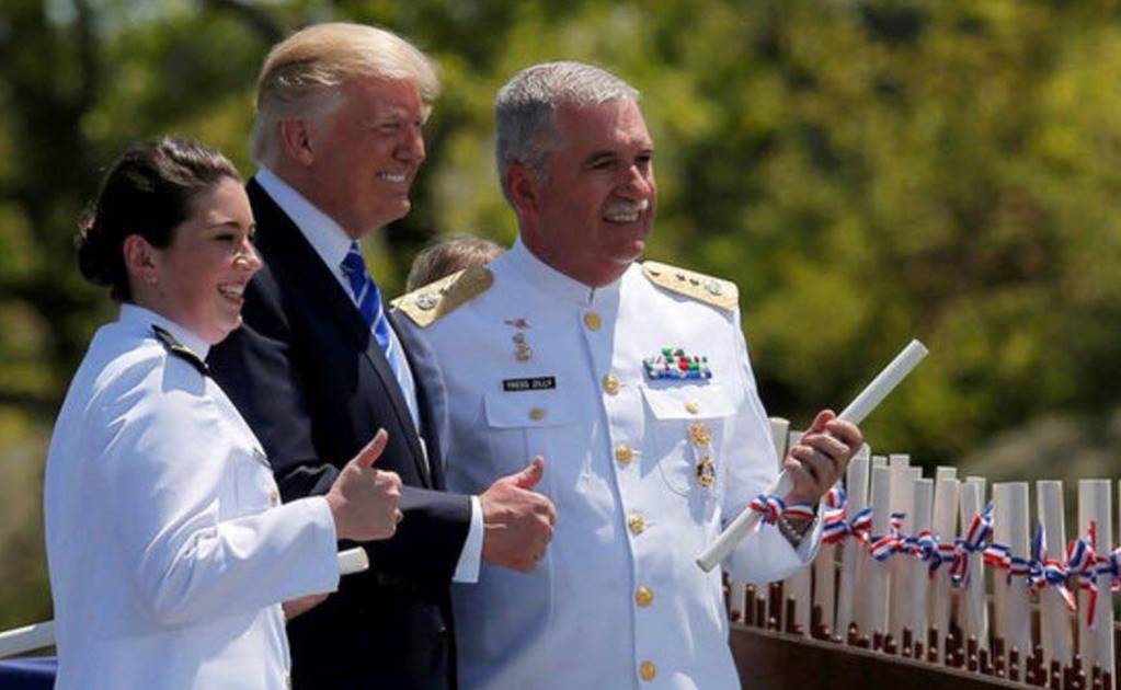 Asiste Trump a graduación de tres marinos mexicanos en EU