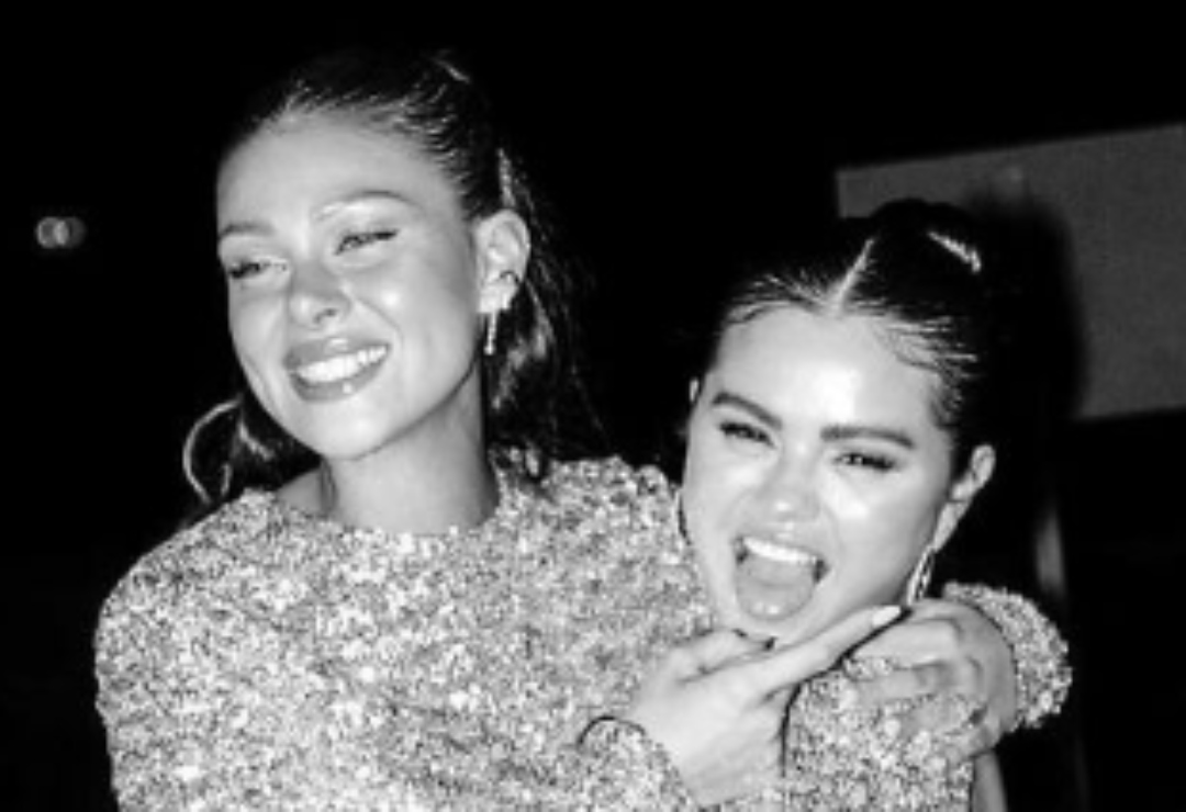 Selena Gomez y Nicola Peltz se van de fiesta con tatuajes y vestidos iguales