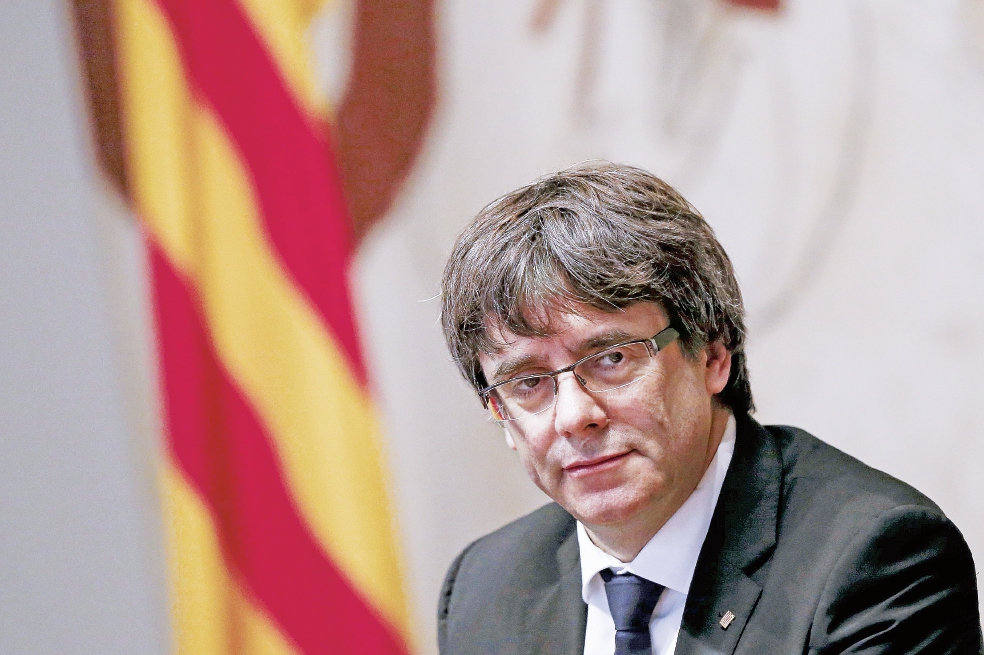 Parlamento catalán decide hoy si inviste a Puigdemont