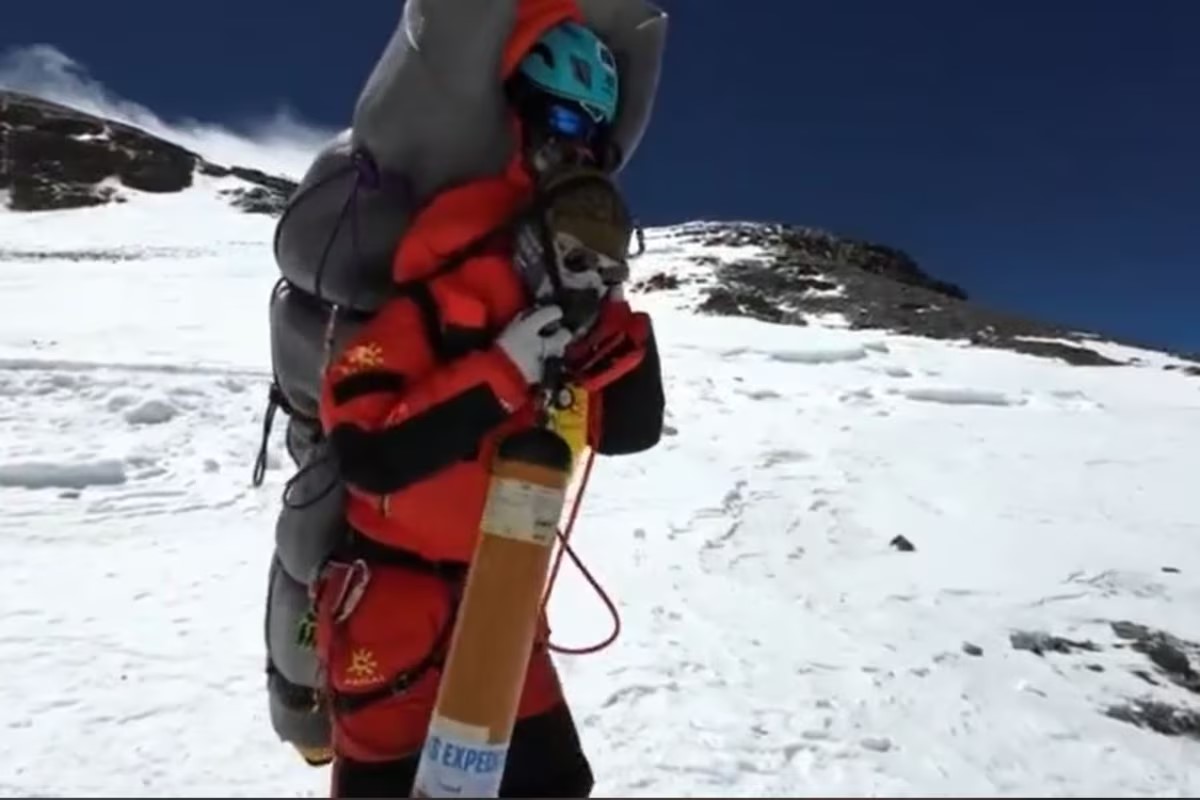 Rescate en el Everest: interrumpió su ascenso a la cumbre para salvar a escalador en peligro de muerte