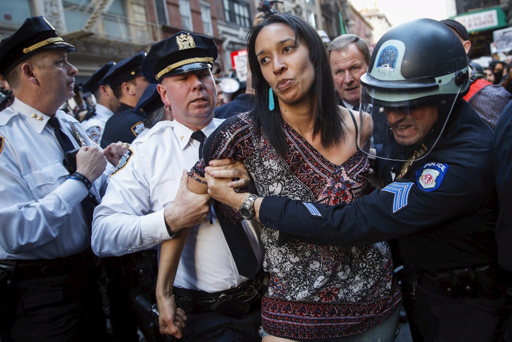 NY: Demandan a policía por detención sistemática de latinos