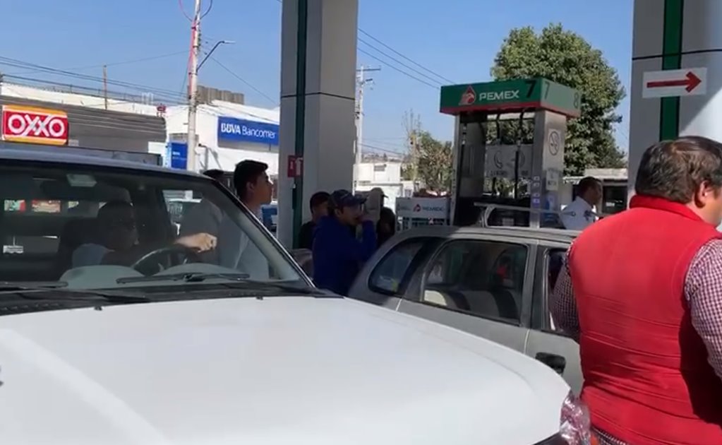 Clientes exigen despacho de gasolina en contenedores en Toluca