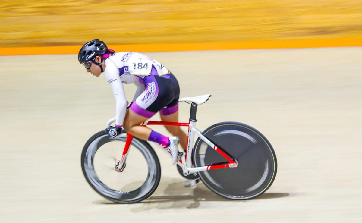 Ciclista de Morelos entrena en carreteras ante falta de velódromo para competencias 