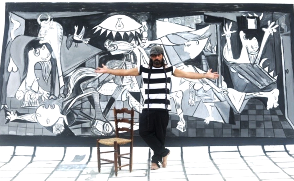 Homenajea "Guernica" pintando en su casa la obra de Picasso