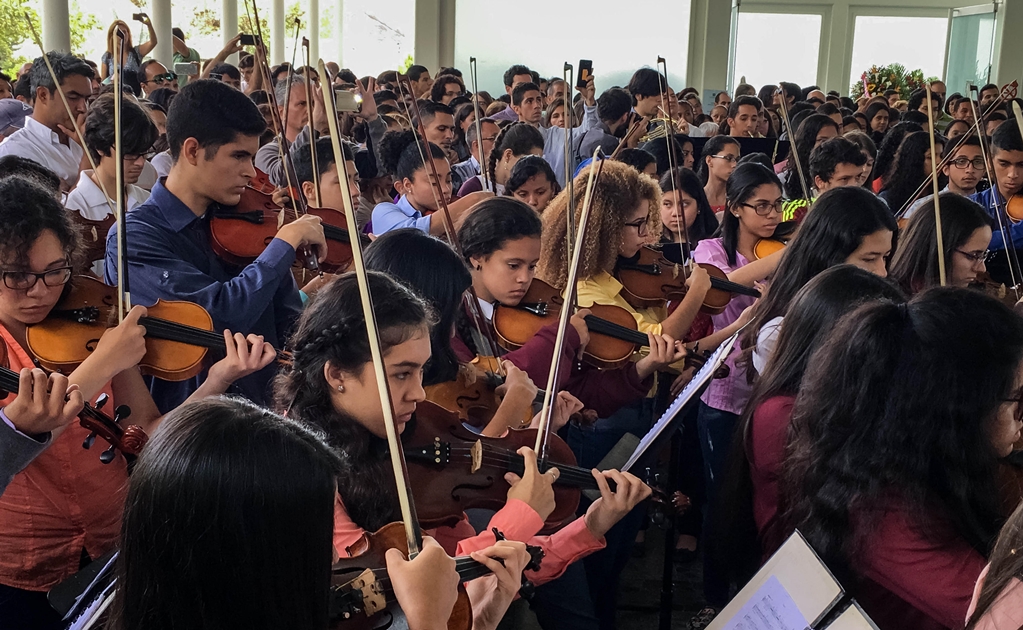 Sinfónica homenajea a joven muerto en protestas en Venezuela