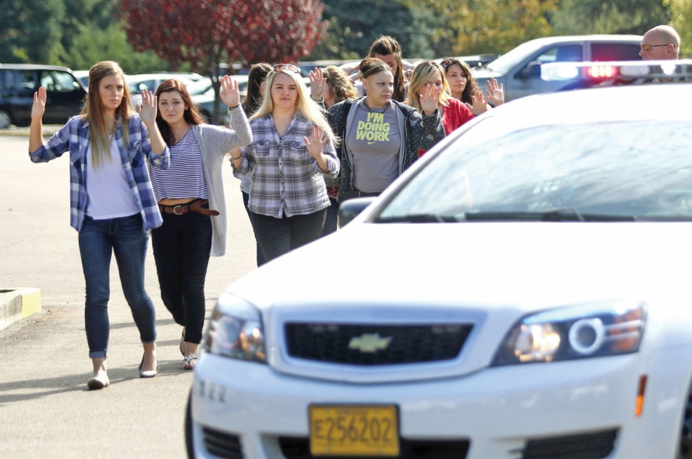 Tiroteo en colegio de Oregon deja 10 muertos