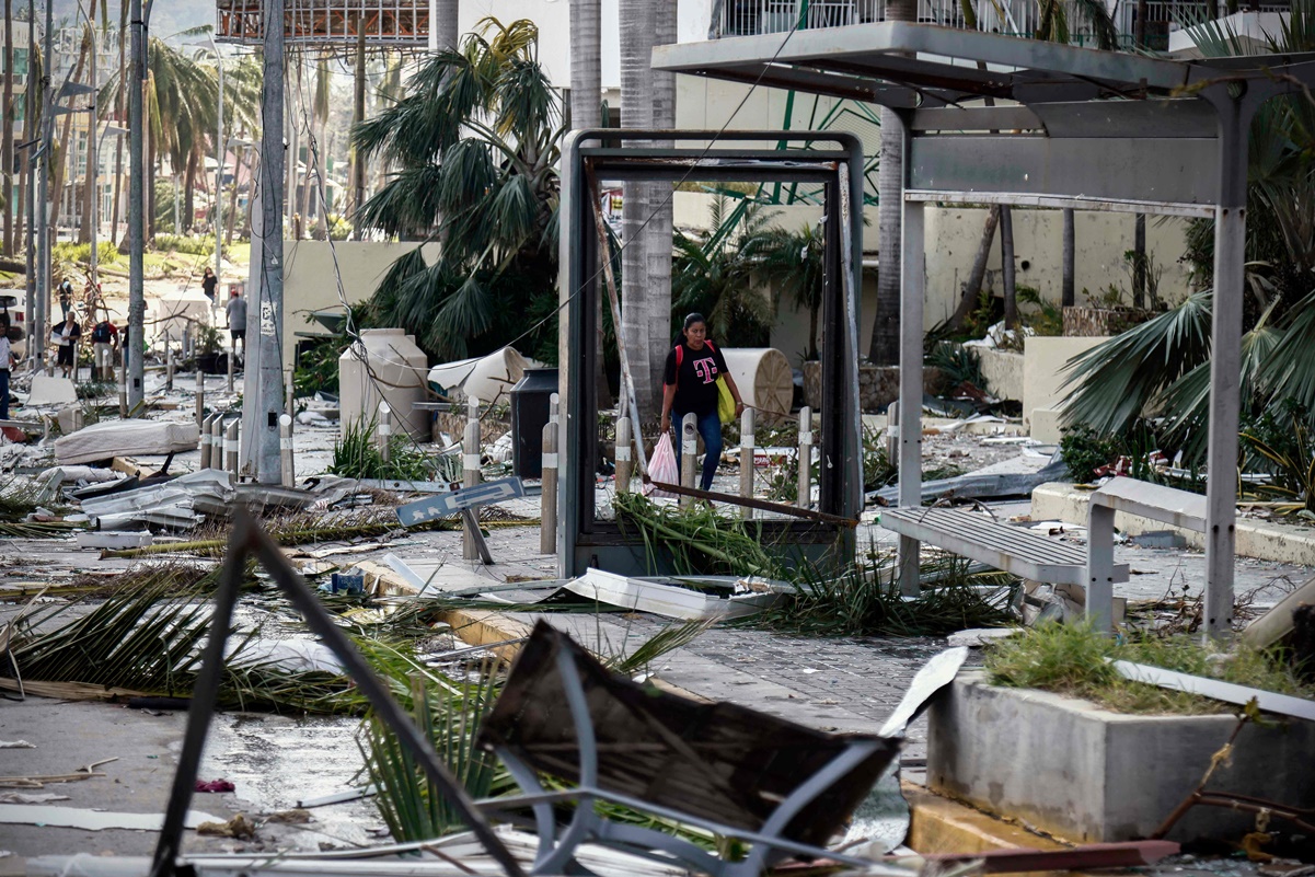 Inicia evacuación de turistas varados en Acapulco por medio de puente aéreo: SICT