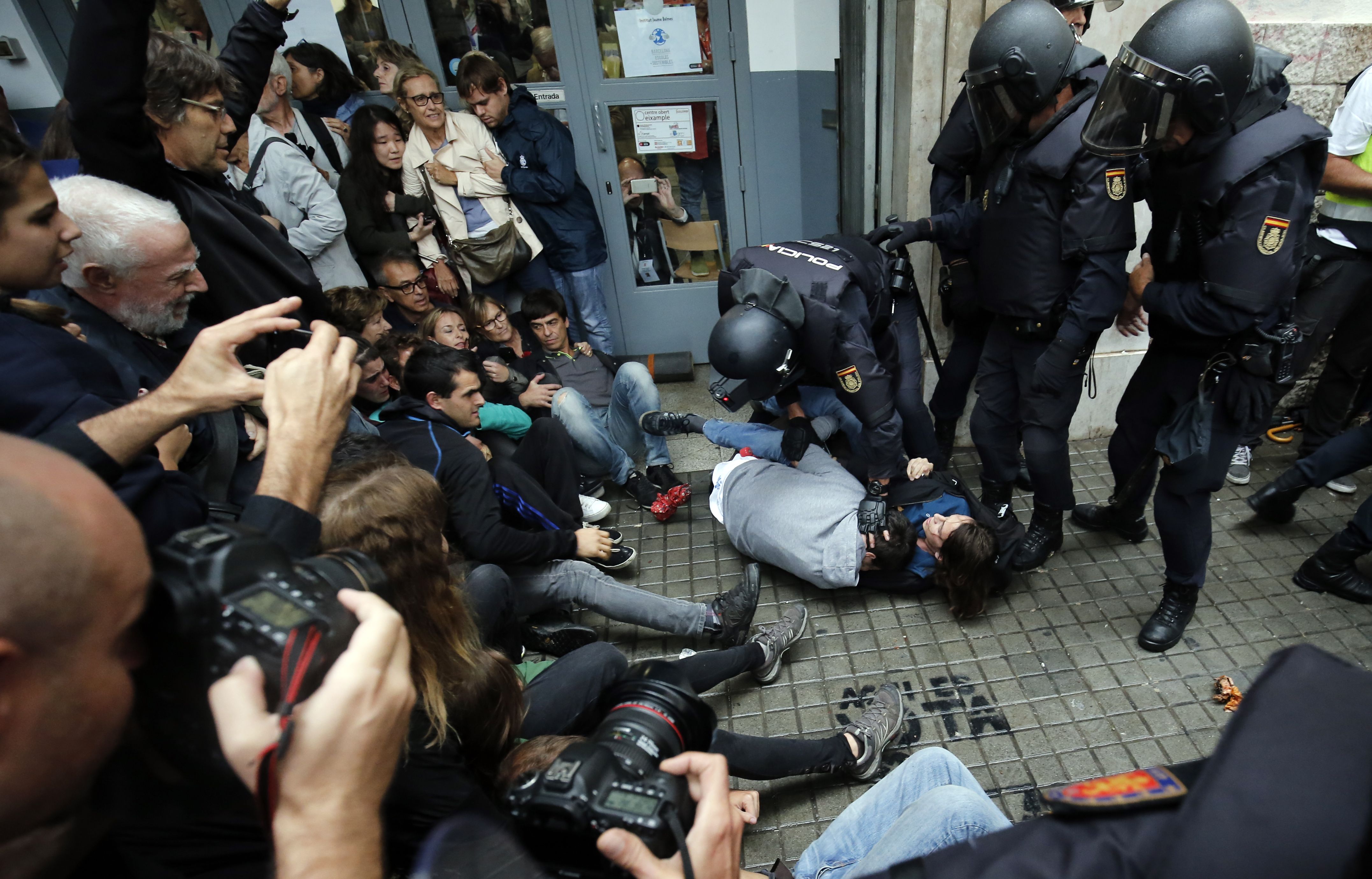 Policía española choca con catalanes durante reférendum
