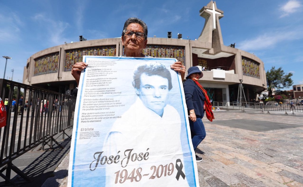 Fans reciben restos de José José en la Basílica de Guadalupe 