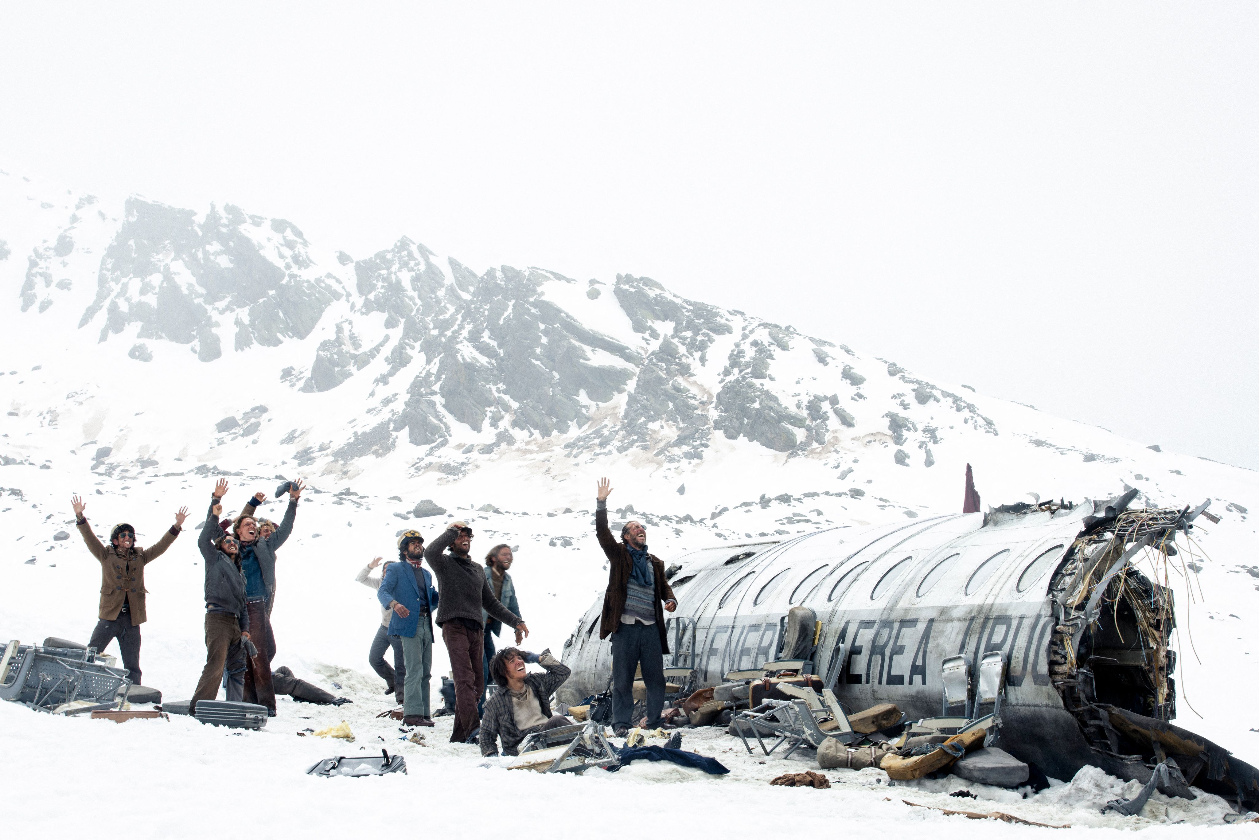 Emotivo reencuentro entre sobrevivientes de los Andes gracias al estreno de 'La sociedad de la nieve'