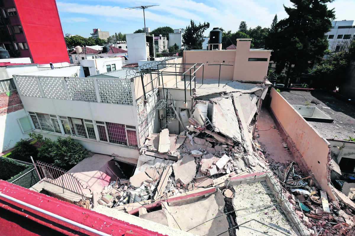 Vecino vive entre los escombros a dos semanas de la explosión en casa de la colonia Del Valle