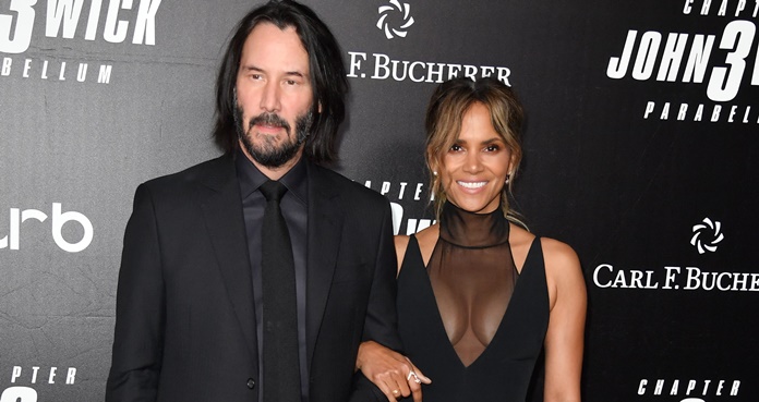 Halle Berry luce escote traslúcido junto a Keanu Reeves