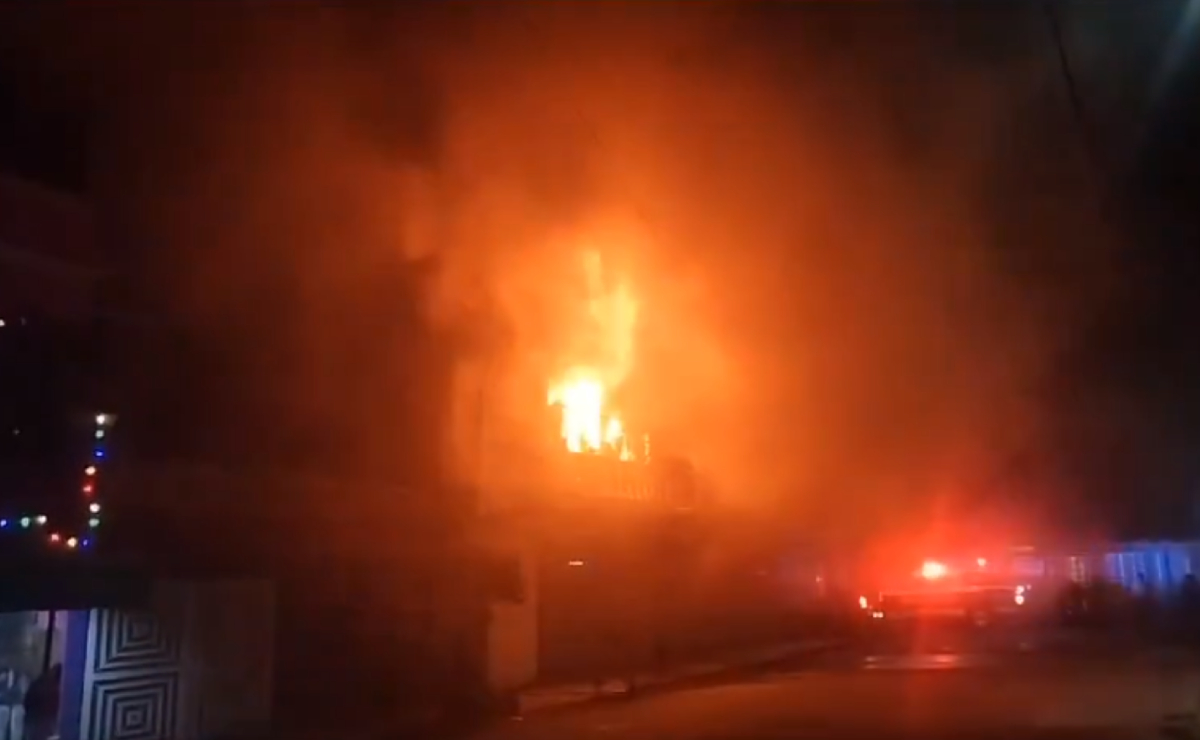 FOTOS y VIDEOS: Incendio consume taller de telas en Ecatepec; muere persona al tratar de apagar el fuego por su "propia mano"