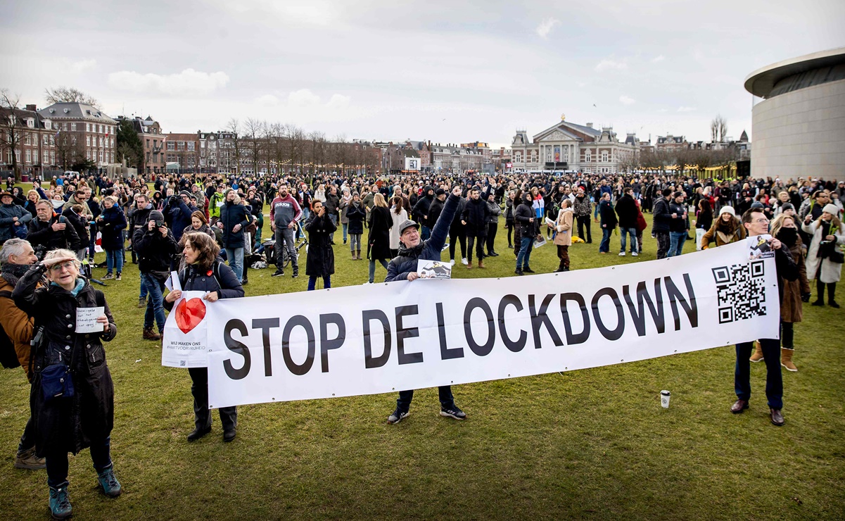 Se enfrentan manifestantes contra policías por toque de queda en Países Bajos