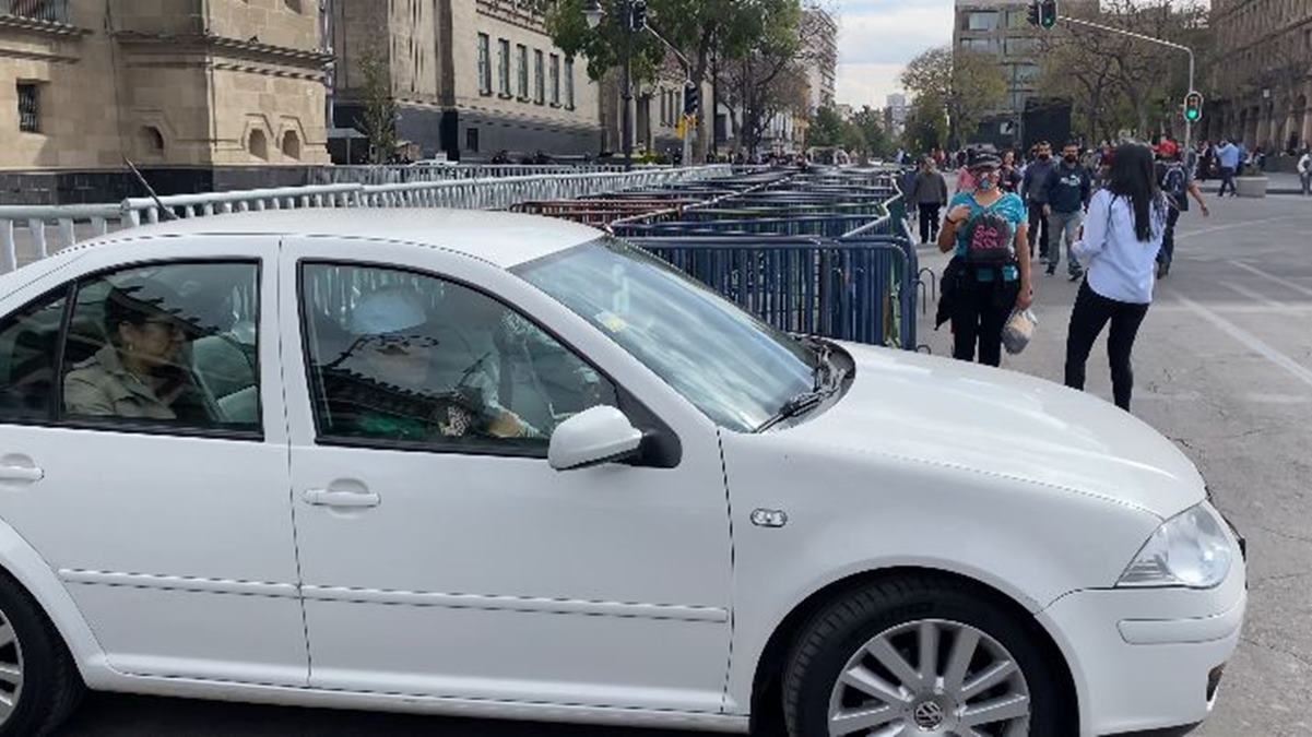 AMLO sale de Palacio Nacional con uniforme de beisbolista; se prevé que vaya a jugar a 3 días de su cateterismo cardíaco