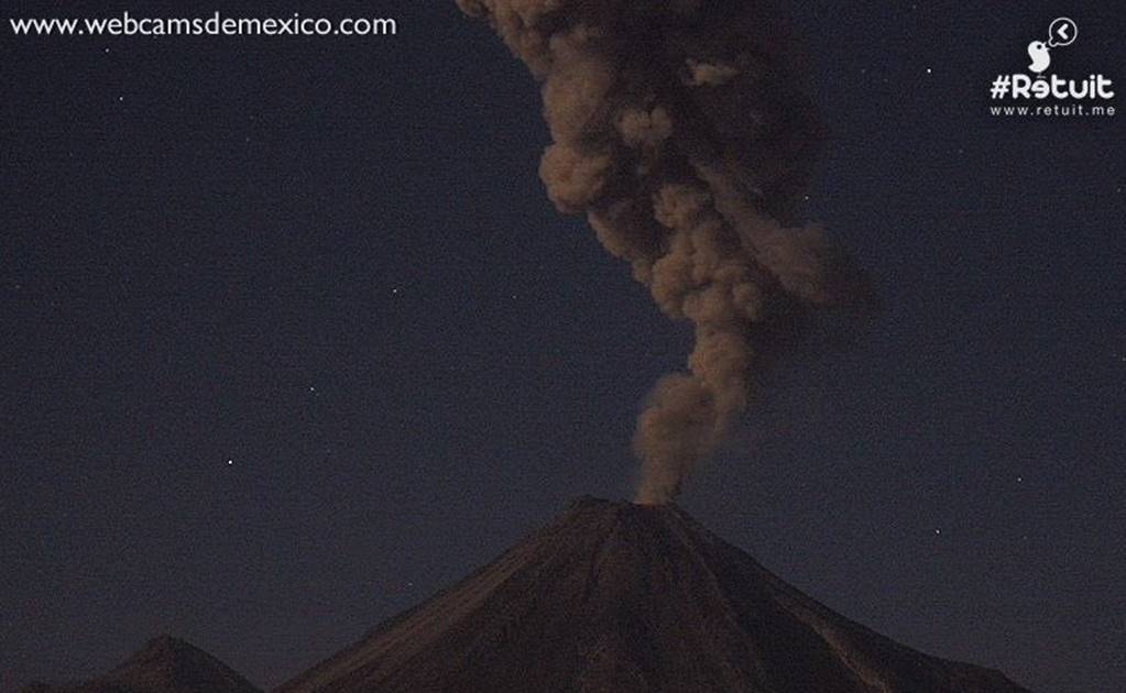 Volcán de Colima emite exhalación de 2 km con ceniza