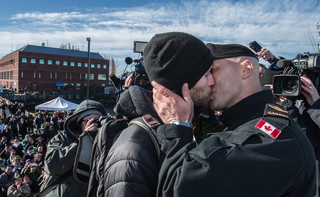 Pareja gay hace historia en Canadá con un beso