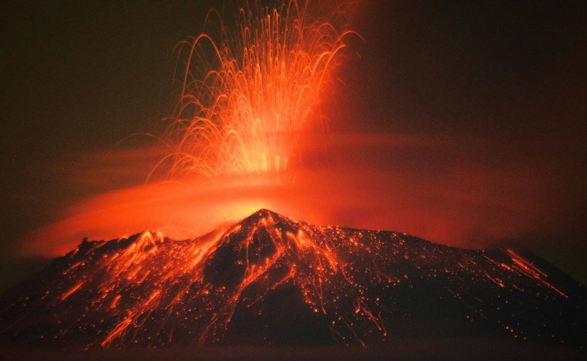 VIDEO: Captan paso de estrella fugaz  cerca del volcán Popocatépetl