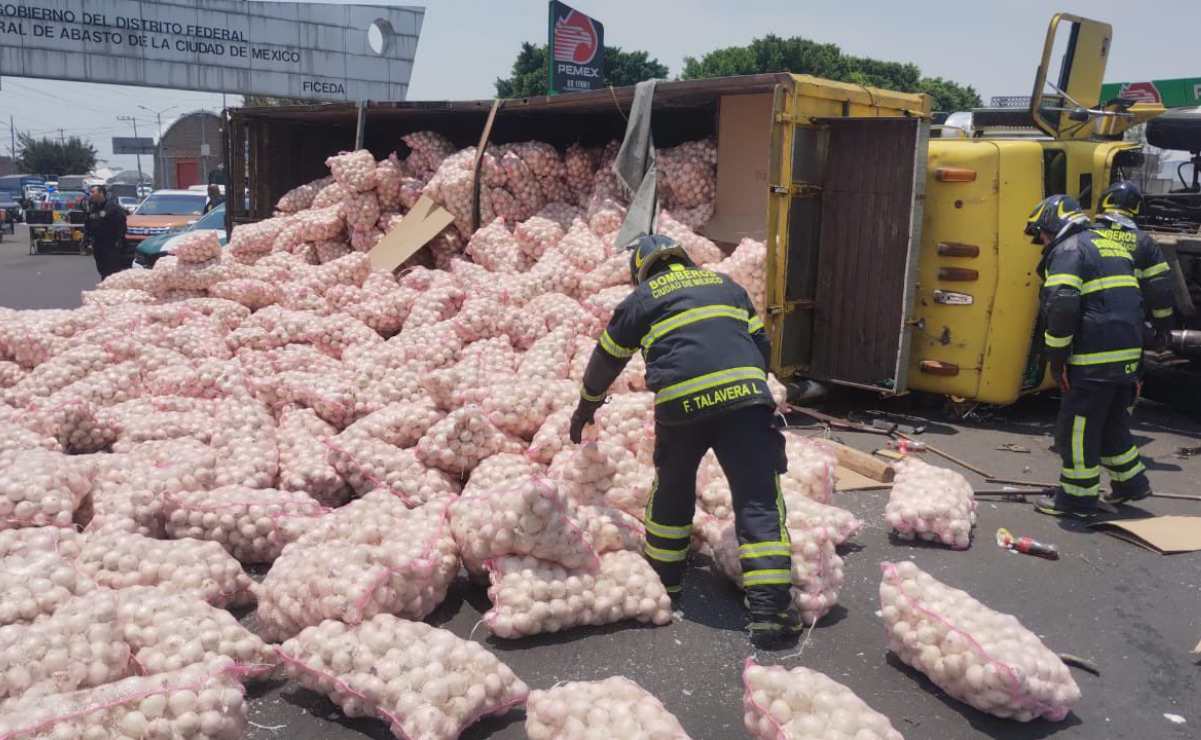 Vuelca tráiler con 22 toneladas de cebollas en la Central de Abastos de la CDMX