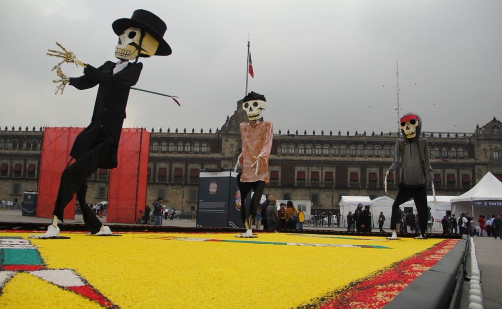 Dedican megaofrenda a migrantes en el Zócalo de la CDMX