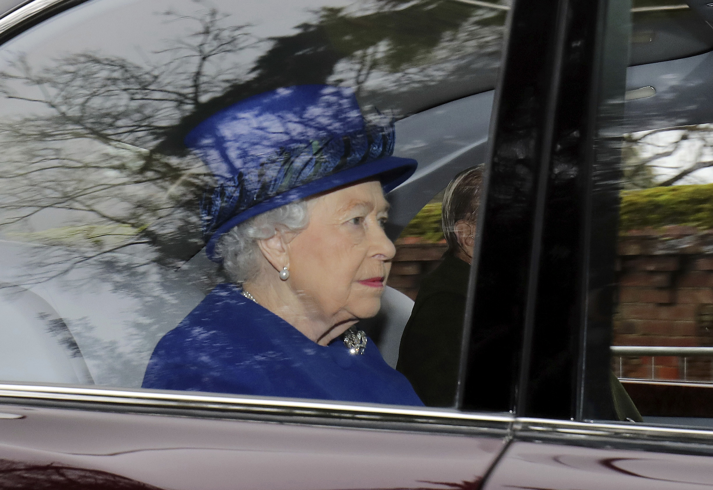 Reina Isabel II reaparece en público tras superar resfriado