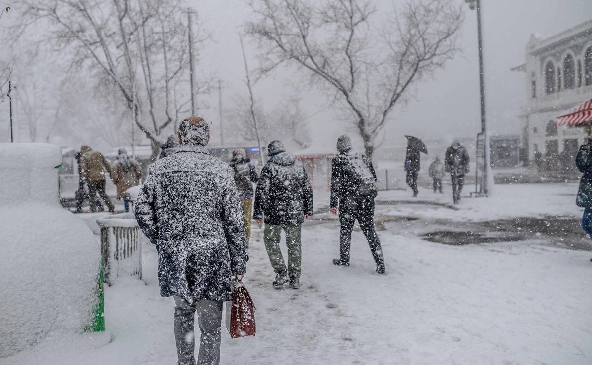 La tormenta invernal "más fuerte en 20 años" en Grecia comienza a moverse hacia Turquía y Libia