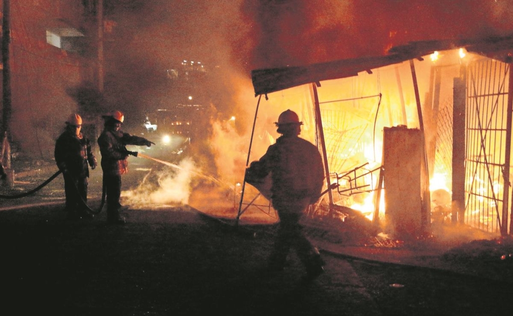 Hombres armados habrían prendido fuego a 14 locales de mercado en Acapulco 