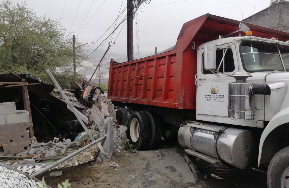 Camión de materiales choca contra casa y deja 5 lesionados en Monterrey 