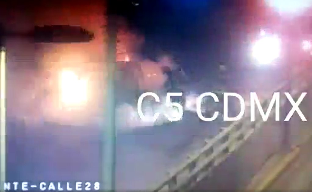 Se incendia auto en la alcaldía Venustiano Carranza