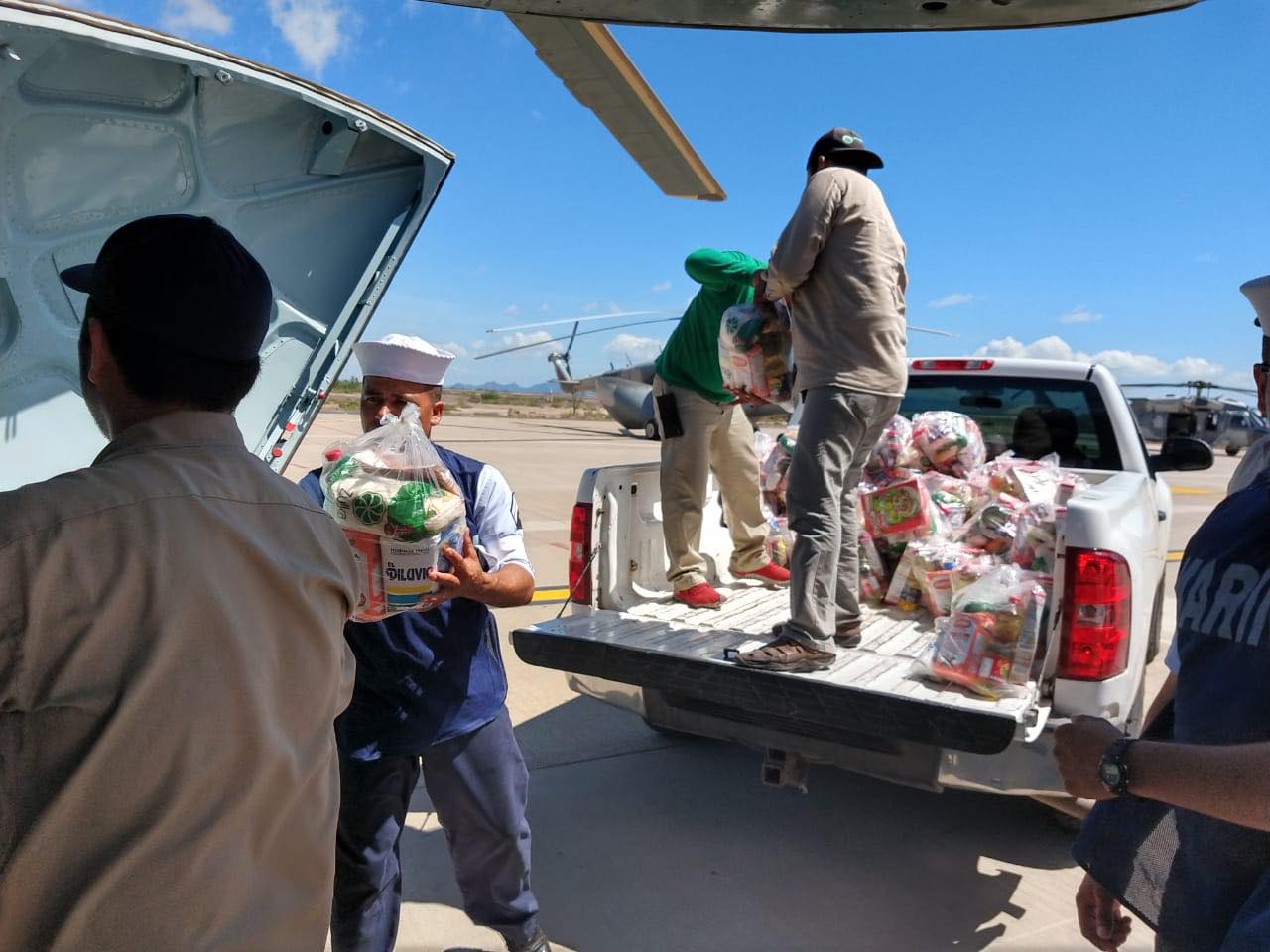 Marina traslada despensas vía aérea para damnificados por lluvias en Sinaloa