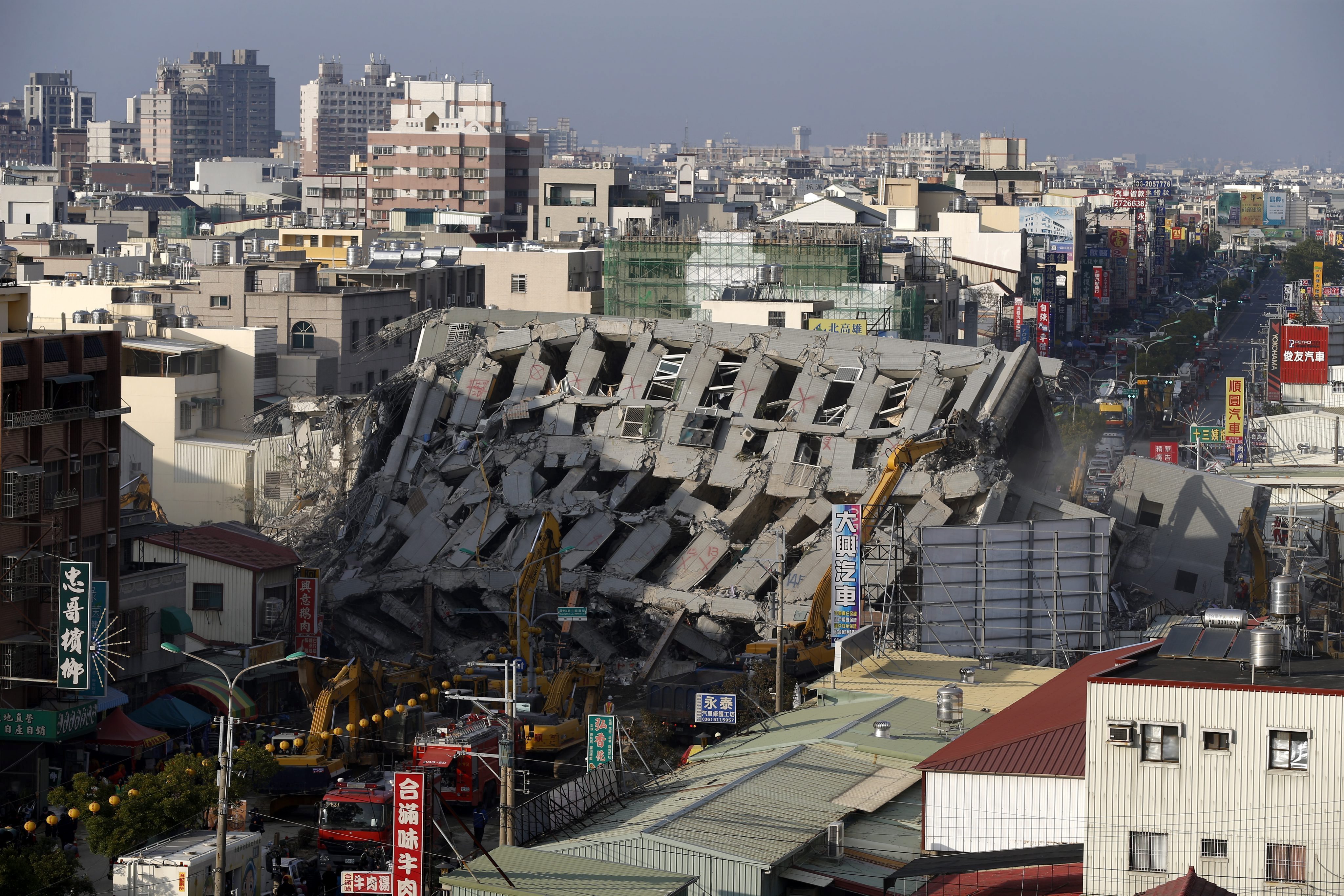Detienen a constructor de edificio colapsado en Taiwán